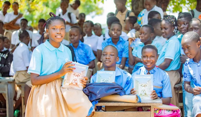 Préfecture des Lacs : Dr Sandra Johnson offre des kits scolaires et des vivres aux élèves vulnérables