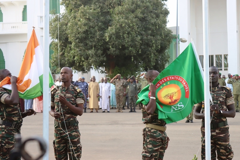 Niamey : le drapeau de l’Alliance des États du Sahel hissé